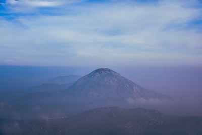 白天白云下的青山